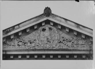 Plombières-les-Bains - thermes Napoléon. – Bas-relief du fronton.