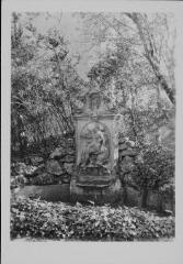 Remiremont - musée Charles Friry. – Vue des fontaines du parc.