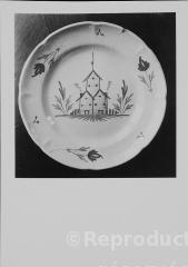 Collection particulière. – Assiette avec un décor de maisons.