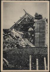 1 vue Anould. - Vue des décombres de l'église après les combats de 1944. Au premier plan, la tombe provisoire de soldats allemands.