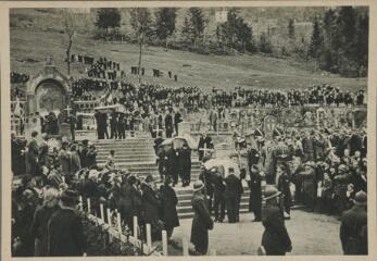 1 vue La Bresse (Vosges). Cérémonie des obsèques des fusillés par les Allemands - 4 avril 1945.