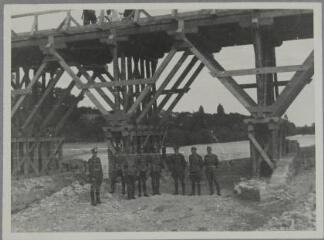 1 vue  - Seconde guerre mondiale.– Groupe d\'officiers allemands posant devant la structure en bois d\'un pont provisoire établi à Portieux. (ouvre la visionneuse)