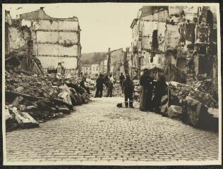 1 vue  - Campagne de France.– Après les combats, les Spinaliens participent au déblaiement des décombres. (ouvre la visionneuse)