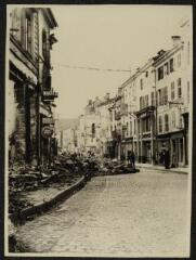 1 vue  - Campagne de France.– Vue d\'une rue d\'Épinal jonchée de gravas après les combats. (ouvre la visionneuse)