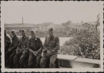 1 vue  - Blick auf Epinal [Regard sur Épinal].– Vue de cinq soldats et sous-officiers allemands de la Wehrmacht sur les bords de la Moselle à Épinal. (ouvre la visionneuse)