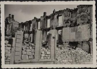 1 vue  - Épinal.– Vue d\'un immeuble du quartier Rualménil détruit par les combats de juin 1940. (ouvre la visionneuse)