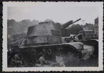 1 vue  - Campagne de France.– Vue de l\'épave d\'un char Pz [Panzer] 35(t) détruit sur le quai Boyé à Épinal. (ouvre la visionneuse)