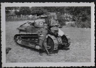 1 vue  - Occupation allemande.– Vue de deux soldats allemands posant devant un char Renault FT 17. (ouvre la visionneuse)