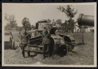 1 vue  - Campagne de France.– Vue de deux soldats allemands posant devant un char Renault FT 17 capturé. (ouvre la visionneuse)