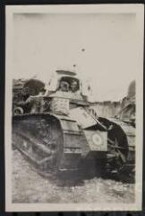 1 vue  - Occupation.– Vue de deux soldats allemands installés dans la tourelle d\'un char Renault FT 17 stocké à Rambervillers. (ouvre la visionneuse)
