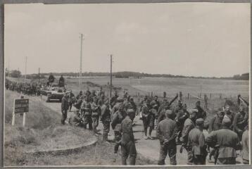 1 vue  - Campagne de France.– Sous le regard de ses vainqueurs et escortée par un panzer III, une colonne de prisonniers de guerre français se déplace dans les environs de Nonville. (ouvre la visionneuse)