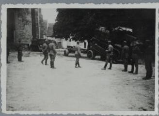 1 vue  - Le Val-d\'Ajol.– Soldats allemands préparant le transport d\'un tracteur lourd de l\'armée française capturé en juin 1940. (ouvre la visionneuse)
