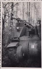 1 vue  - Gros plan sur la mitrailleuse Browning M2 d\'un automoteur M7 Priest de la 2e Division blindée française à [Ménil-sur-Belvitte.] (ouvre la visionneuse)