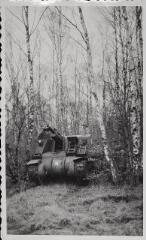 1 vue  - Automoteur M7 Priest de la 2e Division blindée française en position de tir dans un bois [Ménil-sur-Belvitte.] (ouvre la visionneuse)