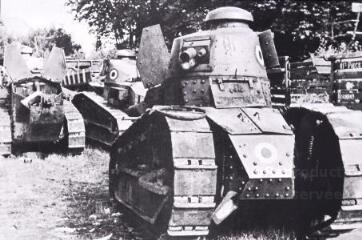 1 vue  - Occupation allemande. - Chars français Renault FT regroupés dans un dépôt de prises de guerre à Remiremont. (ouvre la visionneuse)