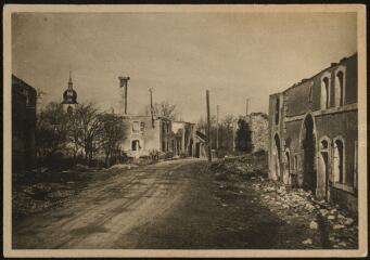 1 vue  - Clefcy (Vosges). La rue principale. Le village est aux trois quarts détruit. L\'église est restée intacte. (ouvre la visionneuse)